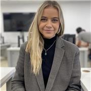 Profesora de castellano y literatura, filosofía, cine e inglés